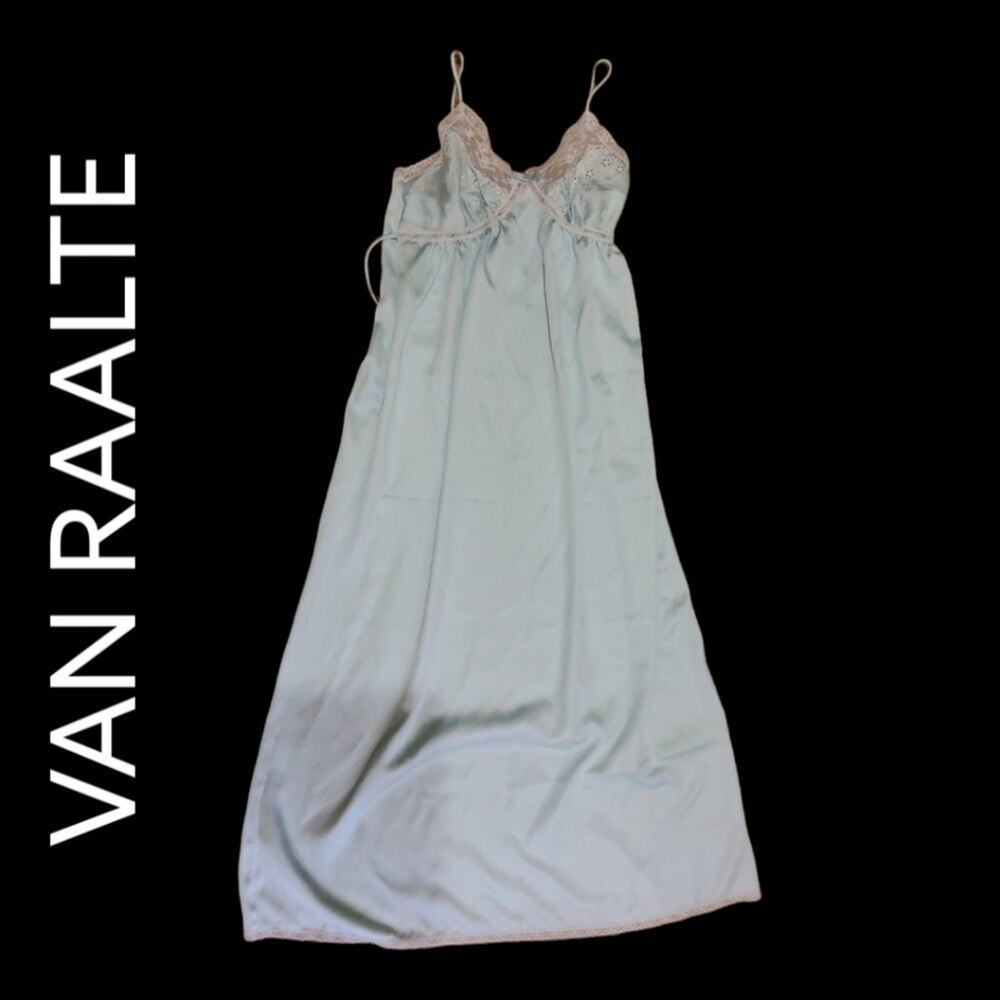 "VINTAGE" 1960's VAN RAALTE Long Gown. Baby blue. Size M